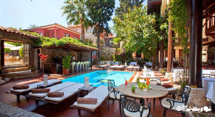 رستوران کنار استخر روباز هتل